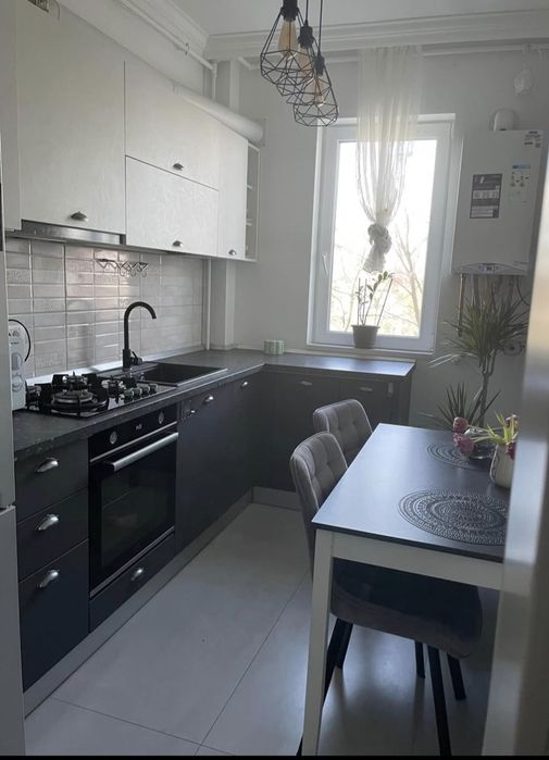 Bucatarie Vând bucătărie, stare foarte bună , este făcută pe comandă.