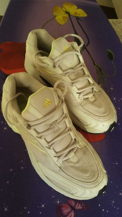 Продаются б/у кроссовки adidas