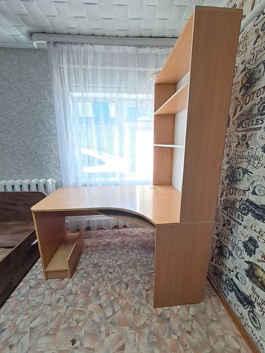 Школьный,компьютерный стол