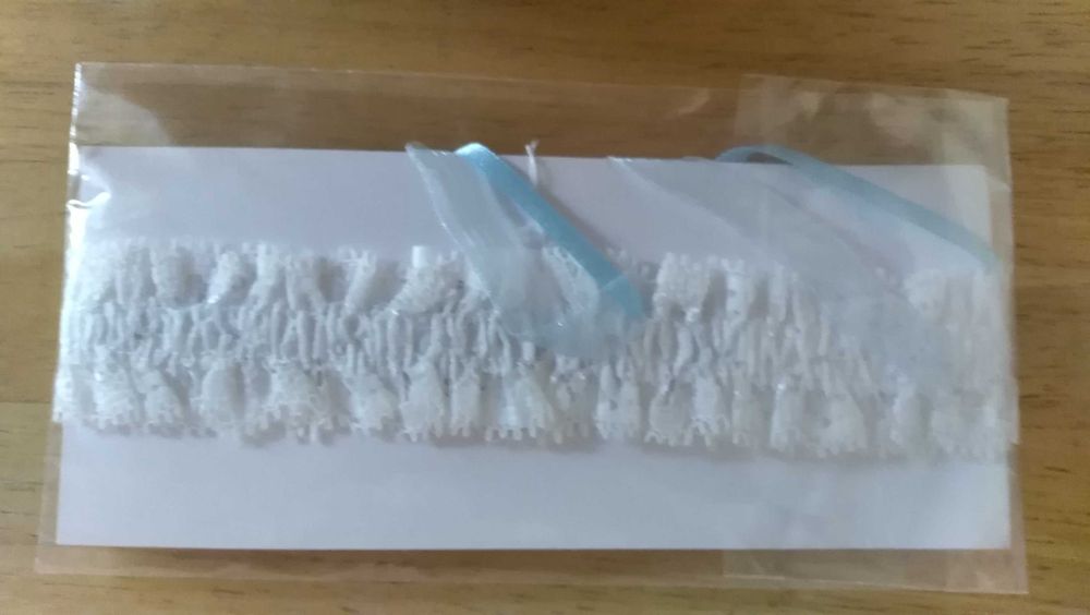 Jartiera noua, cu cristal Swarovski original,dantela si funda albastra