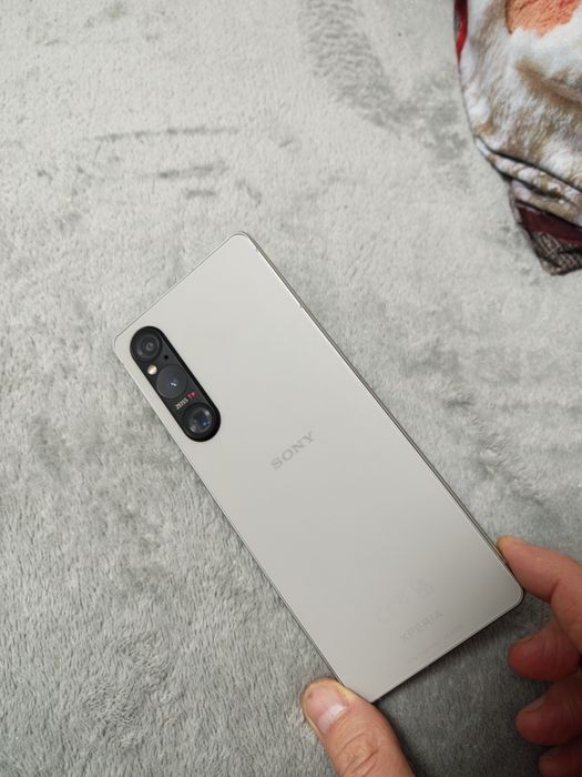 Xperia 1V, 12/256, alb, impecabil.