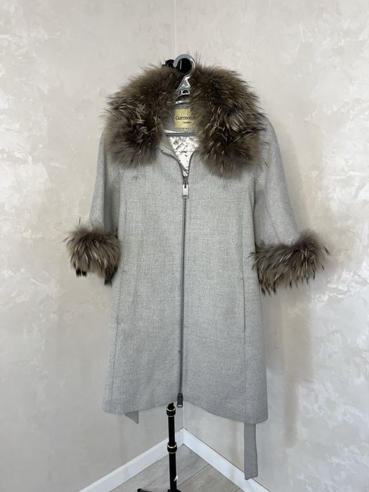 Зимнее пальто в светло-сером цвете