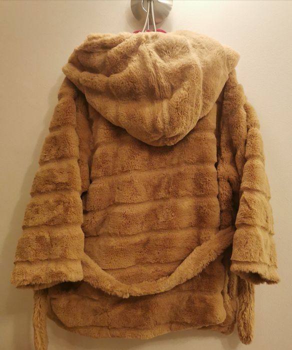 Vand haina imitatie de blana