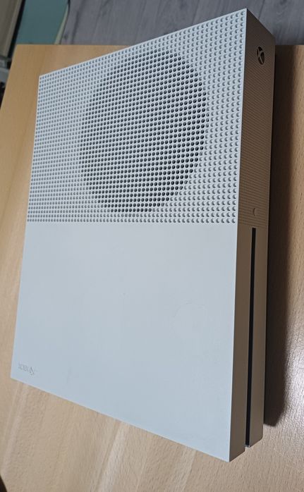 Xbox One S 1TB + 1 Xbox Series S controller