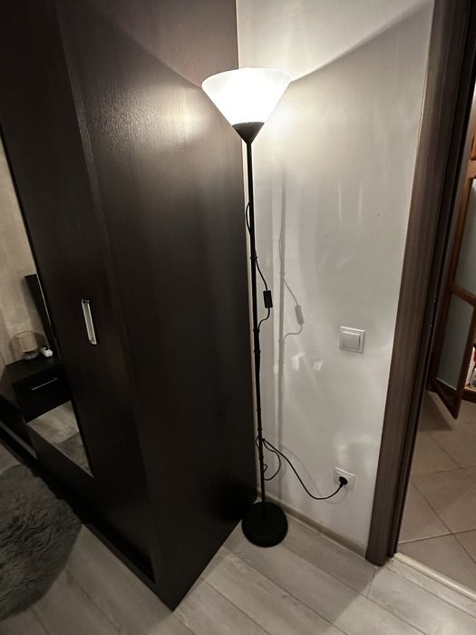 2 lampadare ca noi