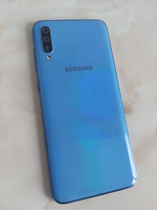 Vând Samsung Galaxy A70 albastru [spart dar funcțional] //poze reale