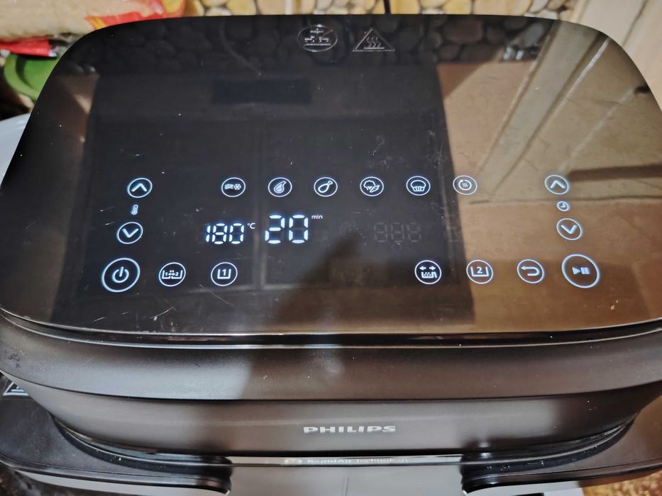 Продавам Air fryer PHILIPS в гаранция, с две книжки подарък. Цена 99 €