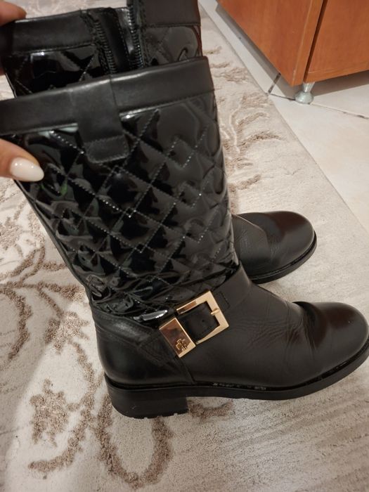 Vând cizmulițe din piele naturala noi