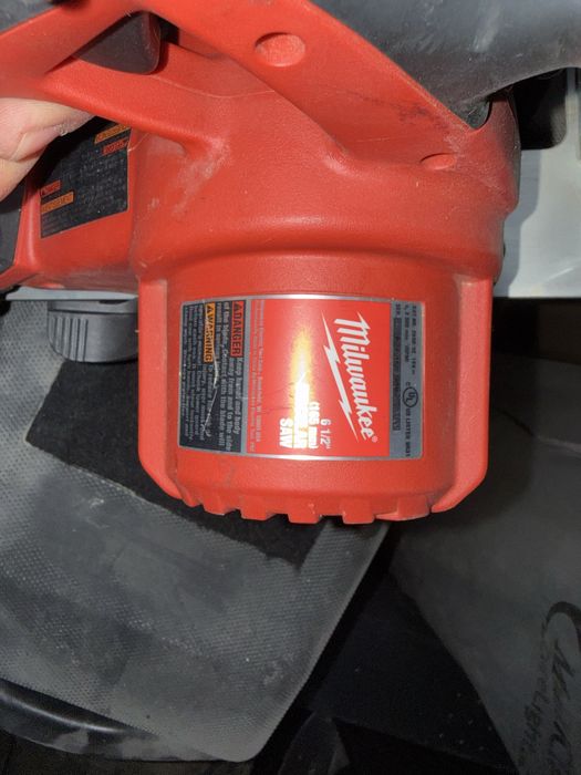 * Milwaukee аккумуляторная циркулярная пила оригинал США почти новая!