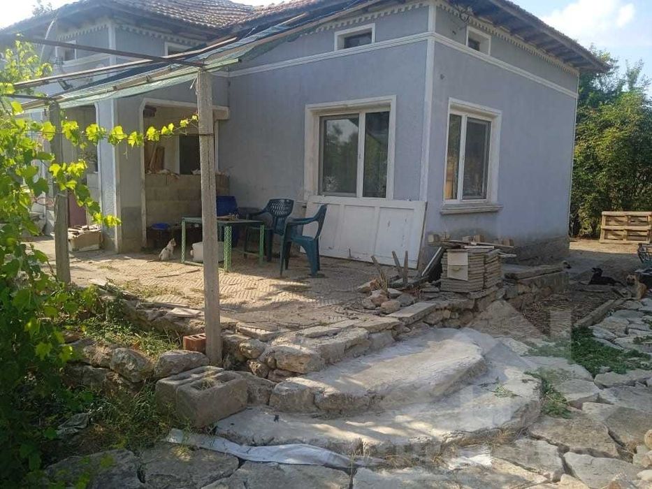 Едноетажна къща с голям двор в село в близост до Генерал Тошево