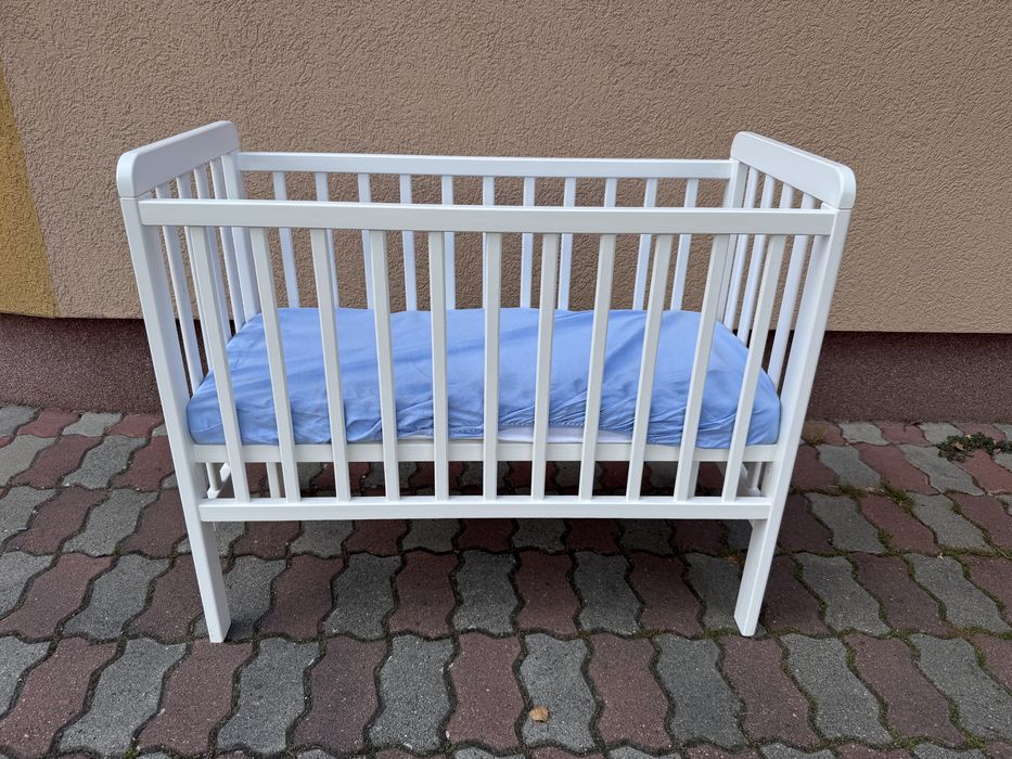 Patut Bebe din lemn masiv Woodies 90x40 , laterale reglabile, cu saltea cocos si cearsaf impermeabil