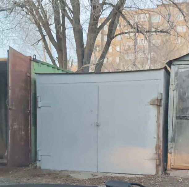 Продается металический гараж с дном.