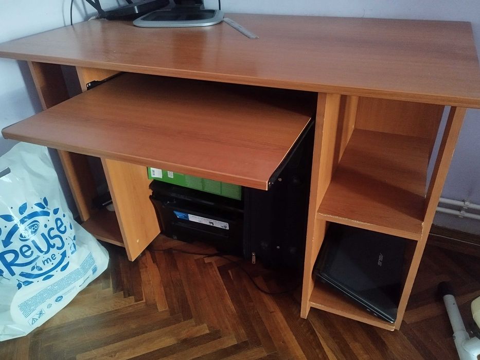 Vând birou in stare buna