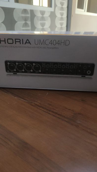 Аудиоинтерфейсом Behringer U-PHORIA UMC404HD.
