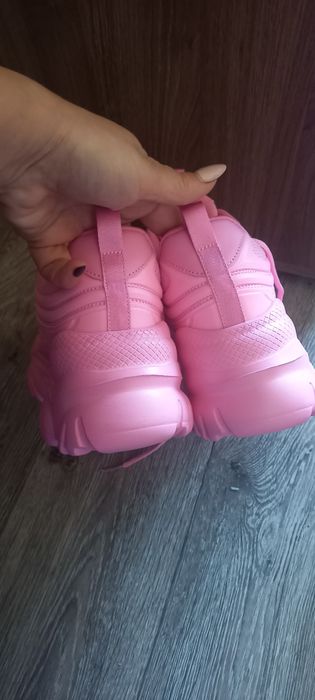 Маратонки в розово