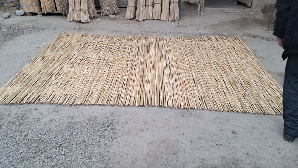 Tom lomboziga qamish maxsulotlari kafe devorlariga chiy va boyralar bo