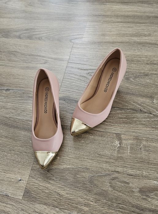 Pantofi nude cu accent auriu, mărimea 35