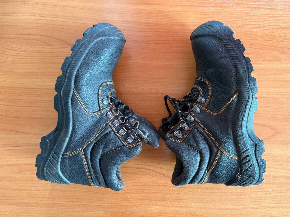 Работни обувки / защитни боти – номер 42