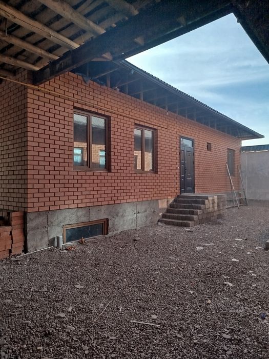 Продается 2 дома на одном участке. Участок 6 соток.