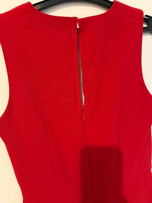 Червена рокля на марката MNG