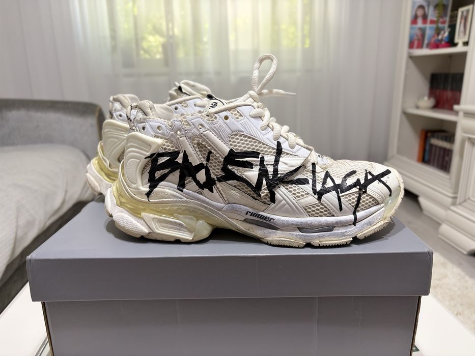 Balenciaga runner grafity