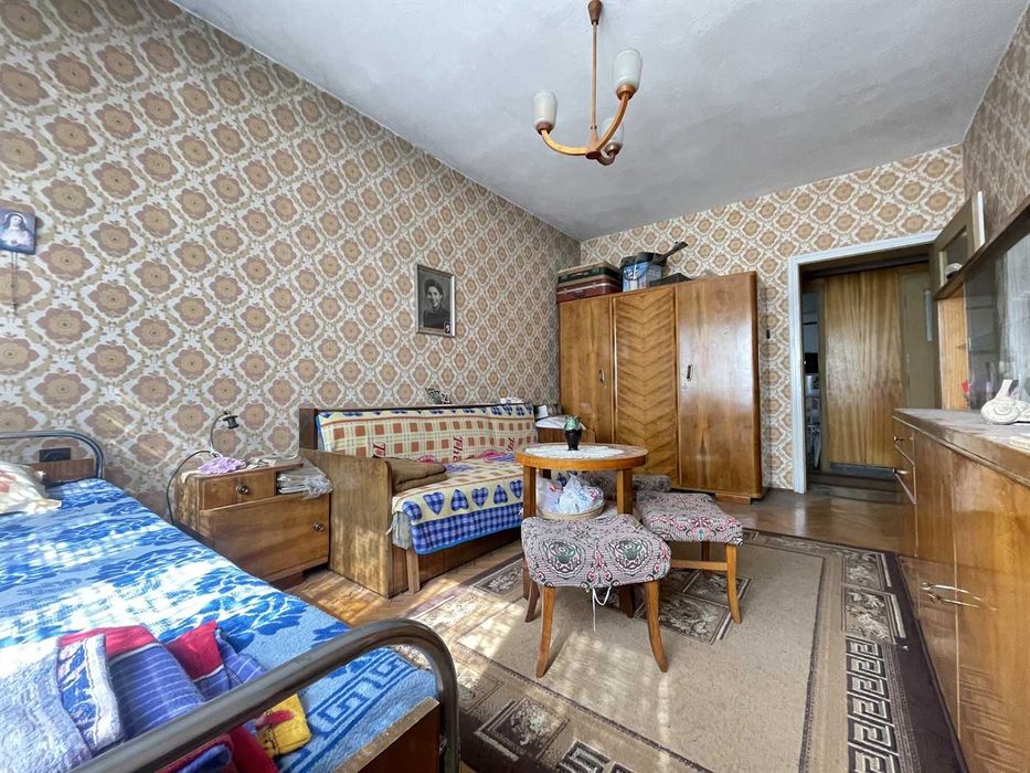 Продава се : тристаен тухлен апартамент