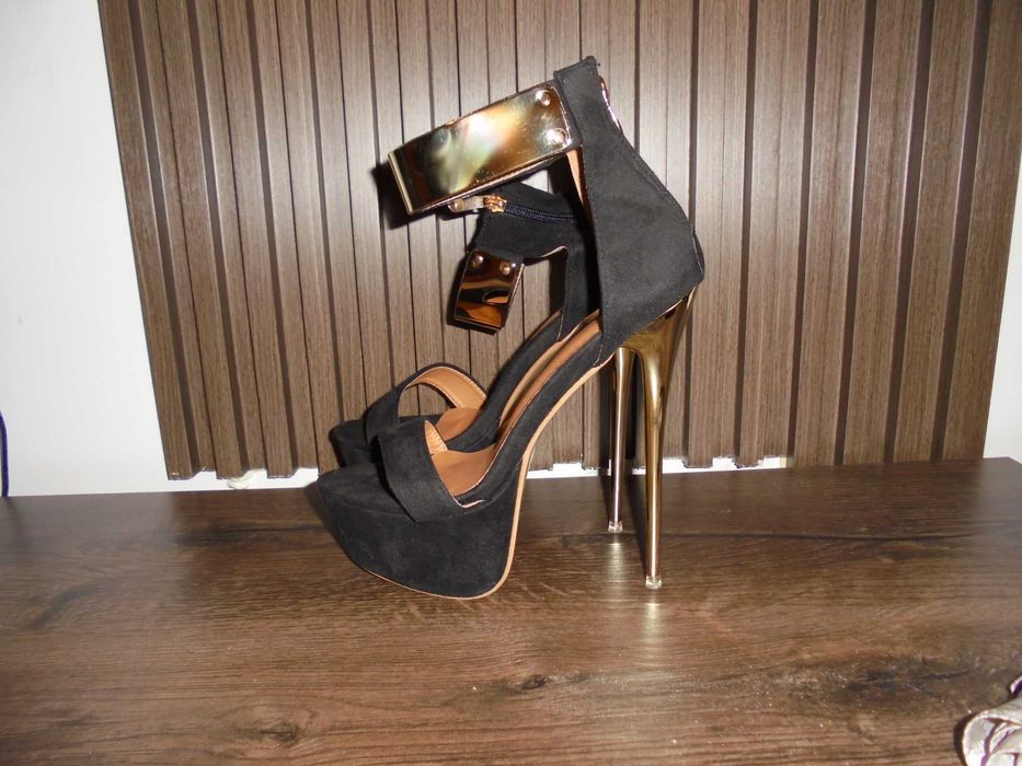 Дамски обувки на висок ток