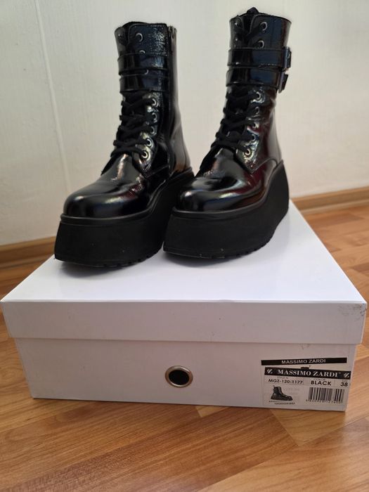 Дамски боти от естествен лак