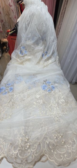 Perdeaua din imagine este confecționată dintr-un material fin și elegant, ideal pentru amenajări clasice sau romantice.
