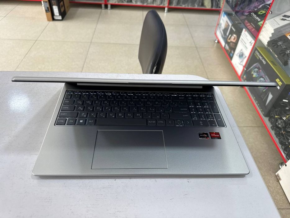 HP Ryzen 3-7320U DDR5 8/256 SSD 14 soat ishlagan holos yangiday