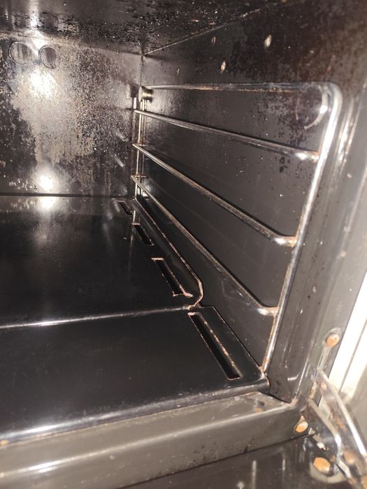Професионална фурна с газови котлони