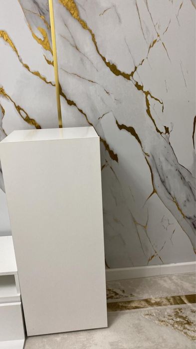 Белые навесные шкафы (полки)