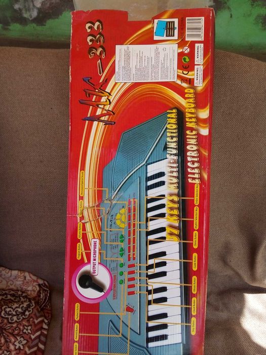 Детский музыкальный синтезатор