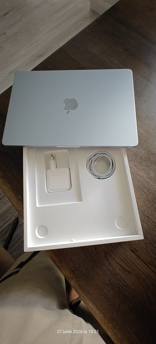 Vând MacBook Air
