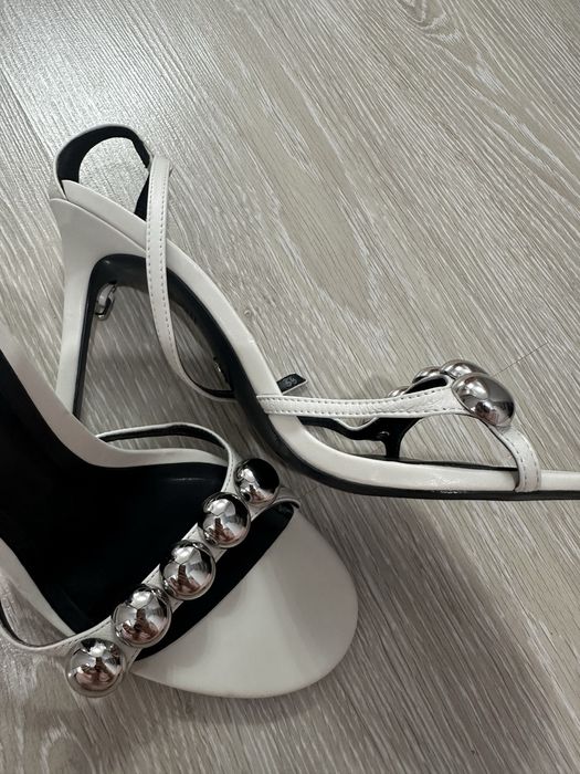 Кожаные босоножки Zara