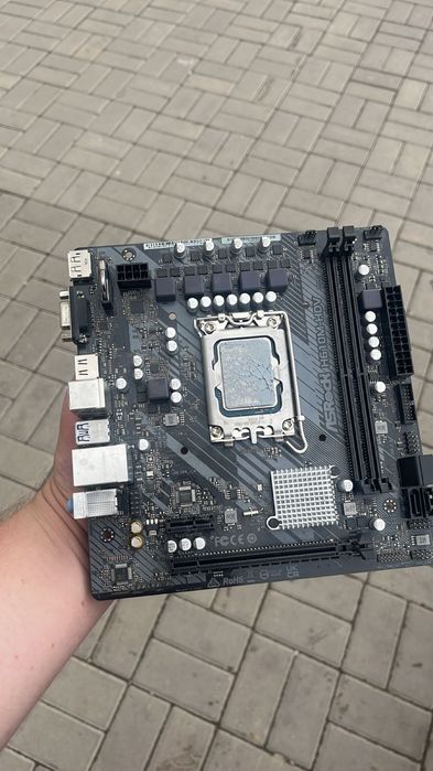 Продам i3 12100f