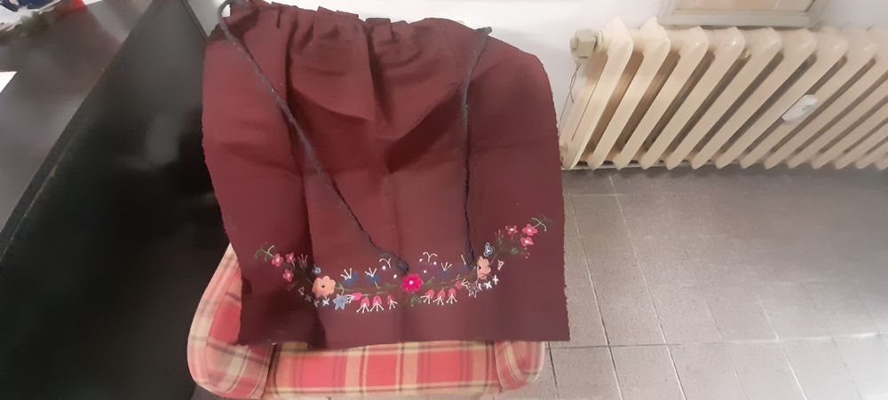 Народна носия плюс кърпа за глава става и за тъпан.