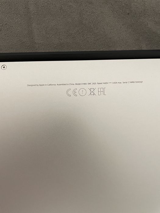 MacBook Air 13” i5, 8GB, 256GB SSD – Baterie bună, încărcător