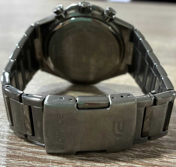 Часовник Casio edifice EQB-1100