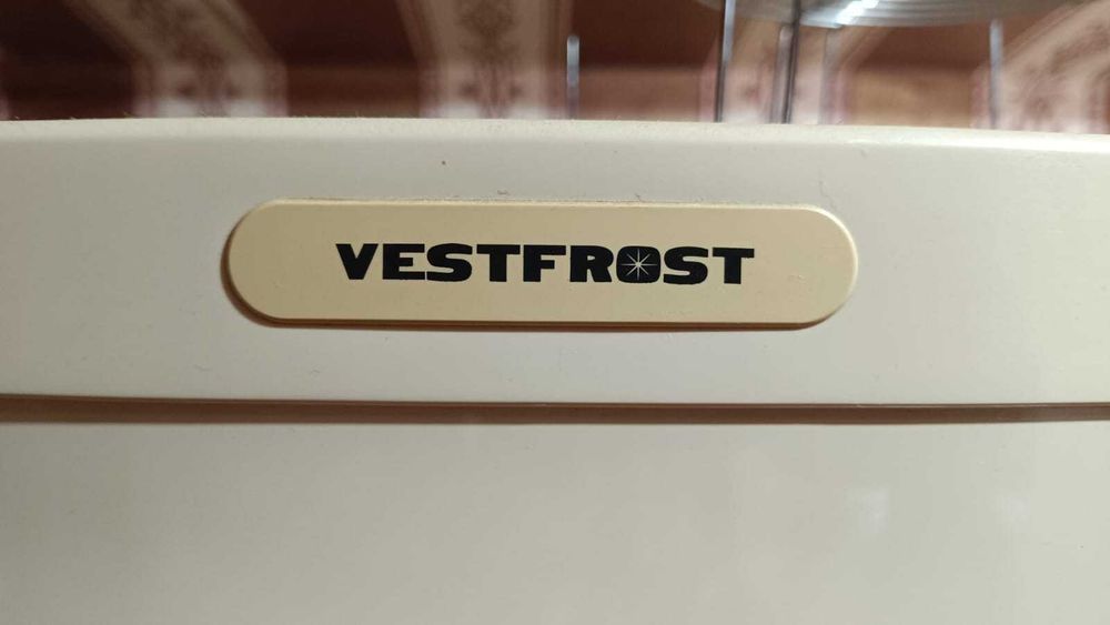 Продам 2-камерный холодильник VESTFROST BKF-355