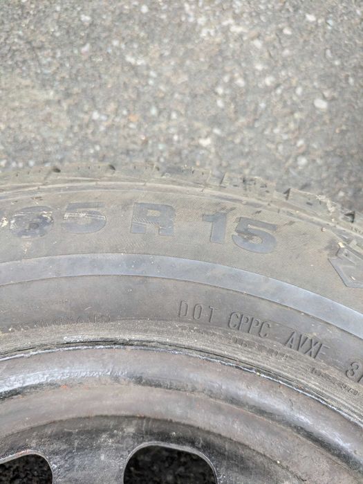 Vând jante tabla Ford Focus 2 pe R15 + cauciucuri iarna Continental.