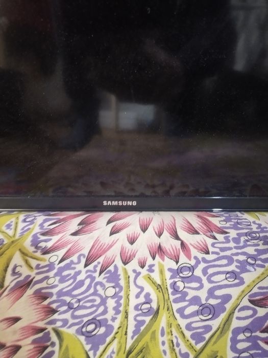 Продам тв вэкран мячик попал и не стал работать