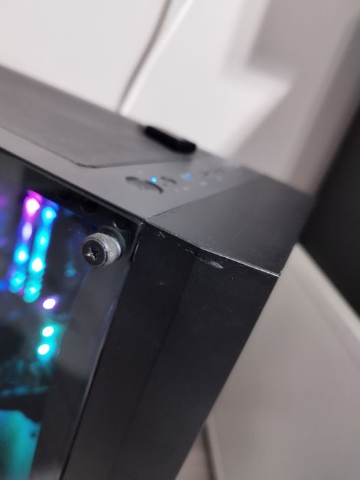 Настолен компютър с монитор и периферия