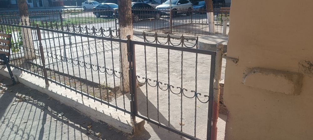 Temir panjara 20 kv  honadon yon atrofi uchun