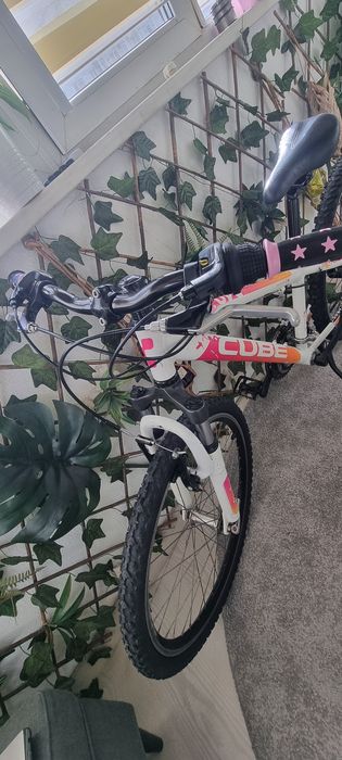 Bicicleta Cube R24 de fete
