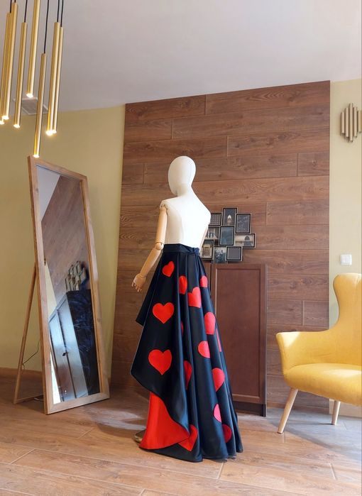 Официална асиметрична пола Черно на червени сърца Матиран сатен Бална