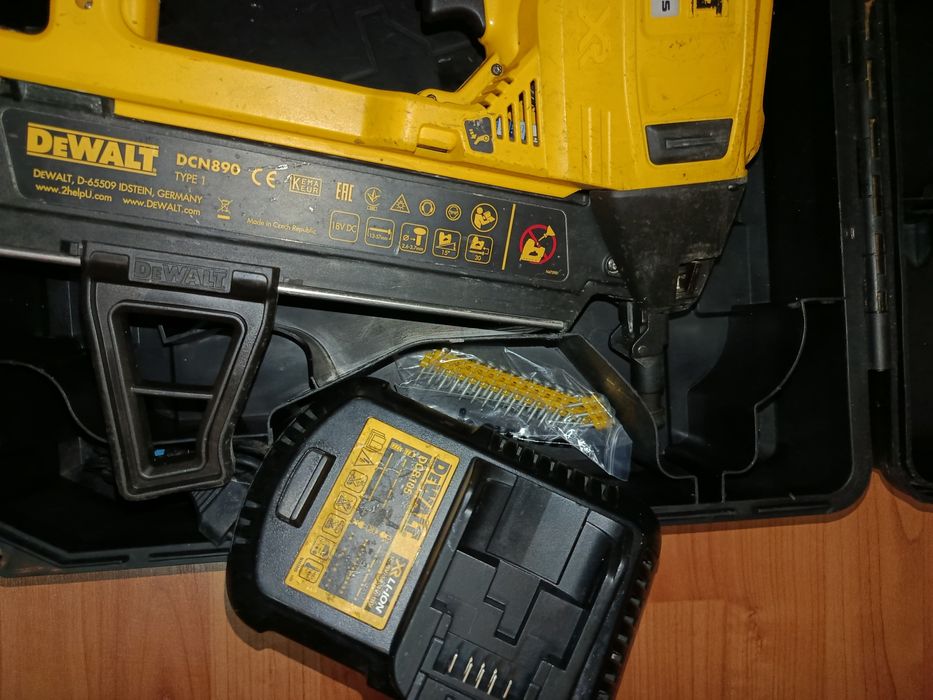 Такер акумулаторен DEWALT DCN890N