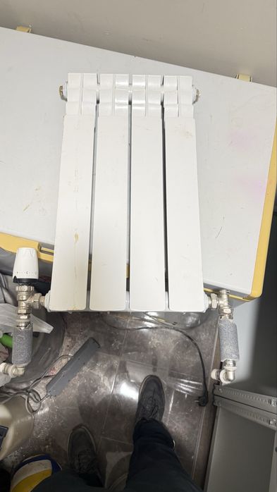 Продам радиатор отплоления с кранами