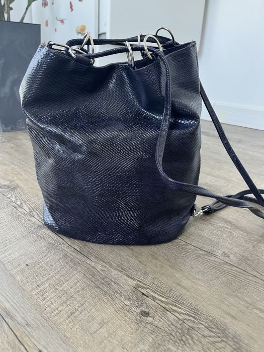 Geanta si rucsac 2 in 1 mov cu insertii negre