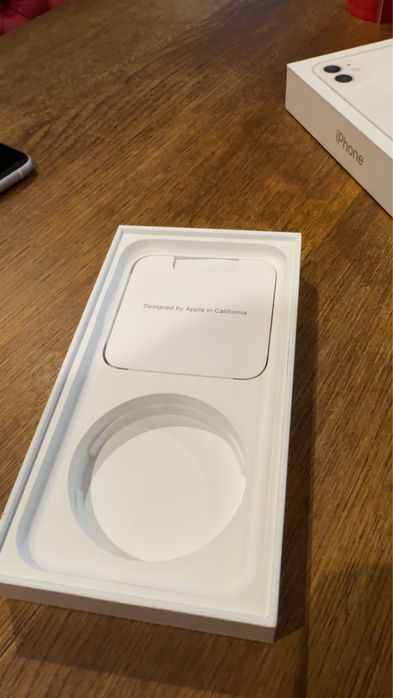 iPhone 11 pentru piese – ecran și camere intacte, spate distrus